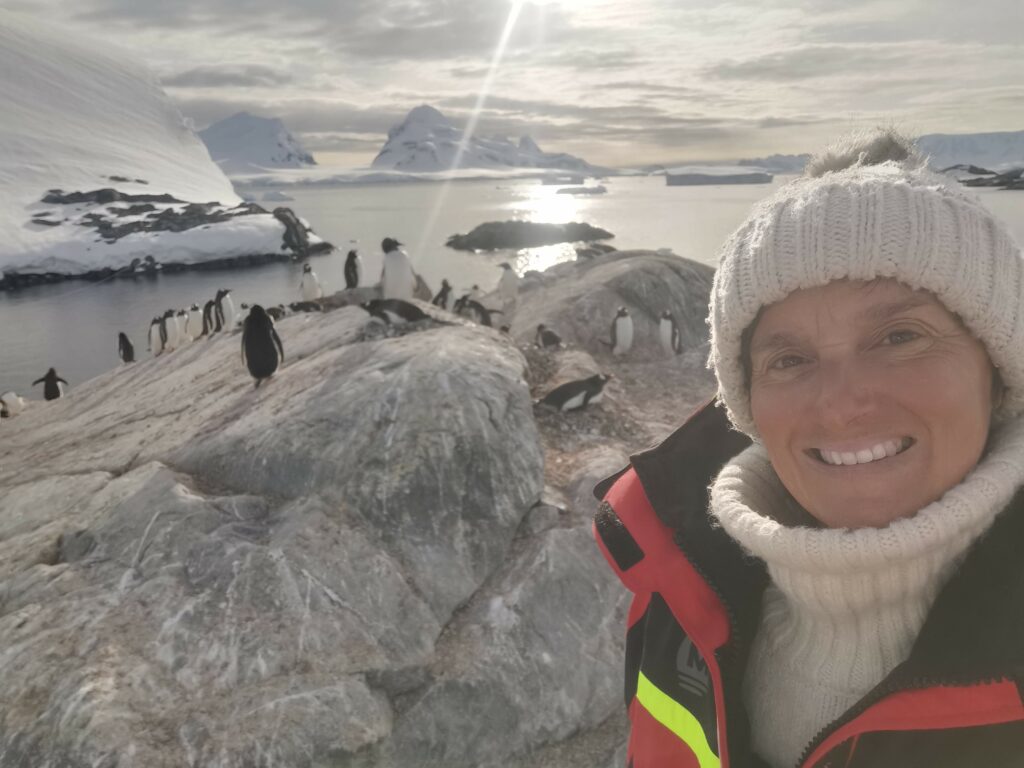 CAROLINE GAUTHIER en antarctique avec des pingouins en train de parler intuitivement