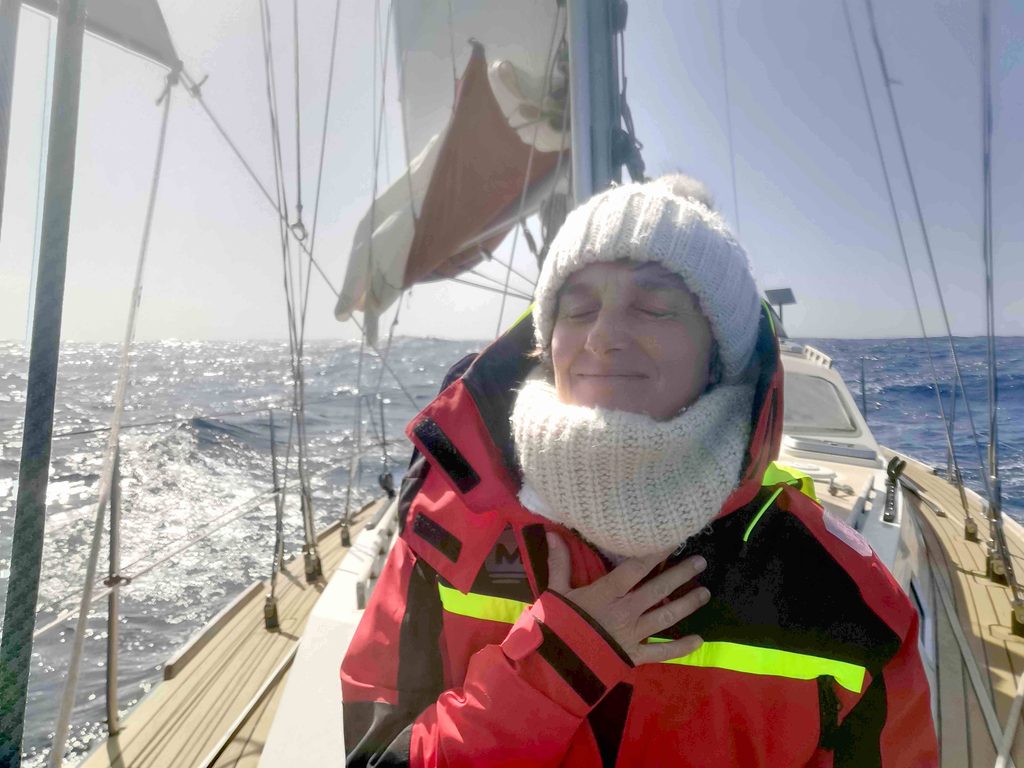 caroline gauthier sur un voilier représentant la liberté d'explorer